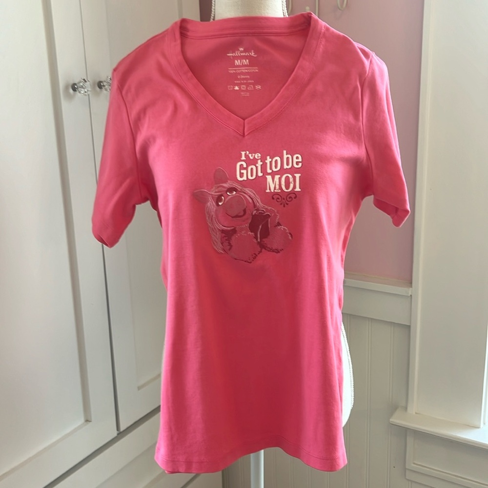 Muppets Hallmark Miss Piggy “I’ve Got to be Moi” Pink V-Neck Tee
